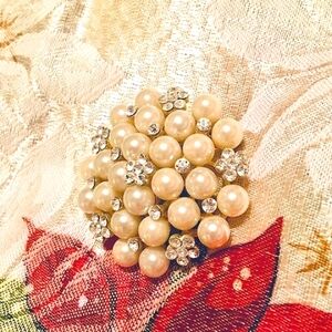 🌺Vintage Pearl & Crystal Flower Brooch🌺